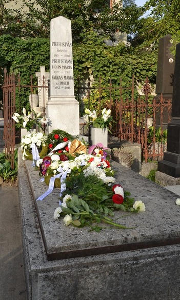 Mezey Barna és Nagy Janka Teodóra koszorút helyezett el Imreh István sírjára.